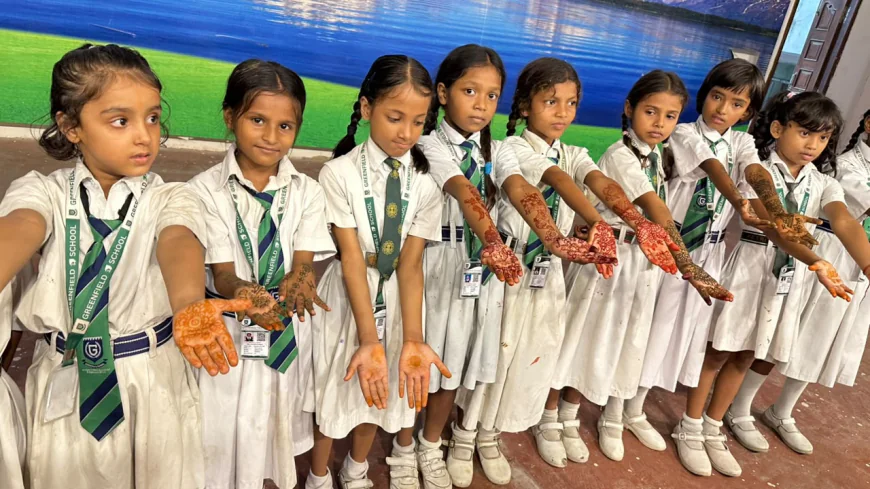 ग्रीन फील्ड "ई" स्कूल में मेहंदी प्रतियोगिता में छात्राओं ने दिखाई रचनात्मक प्रतिभा
