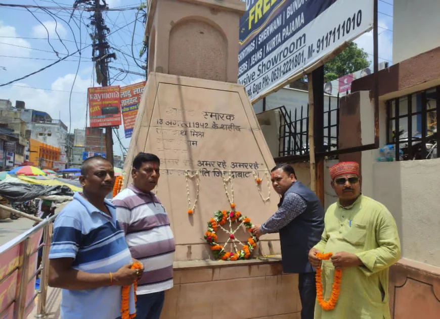 भारत छोड़ो आंदोलन की वर्षगांठ पर शहीद स्मारक पर अर्पित की श्रद्धांजलि