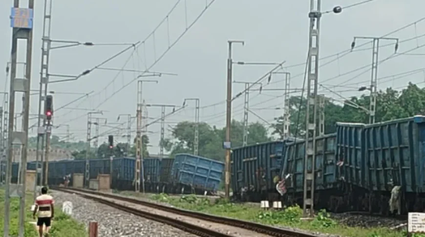 पलामू में मालगाड़ी के 12 डिब्बे बेपटरी, मौके पर पहुंची रेलवे अधिकारियों की टीम