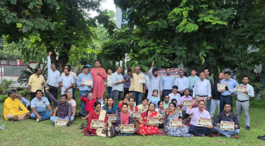 बिहार विश्वविद्यालय अधिनियम के विरोध में फिर गरजे शिक्षक-कर्मचारी, घंटी बजाकर जताया आक्रोश गया कॉलेज में आंदोलन के तीसरे चरण का पहला दिन, 25 अगस्त तक रोजाना 30 मिनट चलेगा विरोध