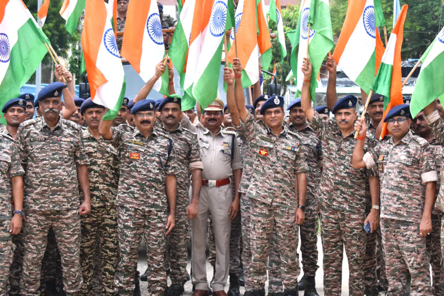 47वीं बटालियन सीआरपीएफ मुख्यालय से निकली तिरंगा यात्रा, राष्ट्रभक्ति के रंग में रंगा शहर, हाथों में तिरंगा लेकर जवानों ने दिया राष्ट्रभक्ति, एकता और राष्ट्रीय ध्वज के सम्मान का संदेश