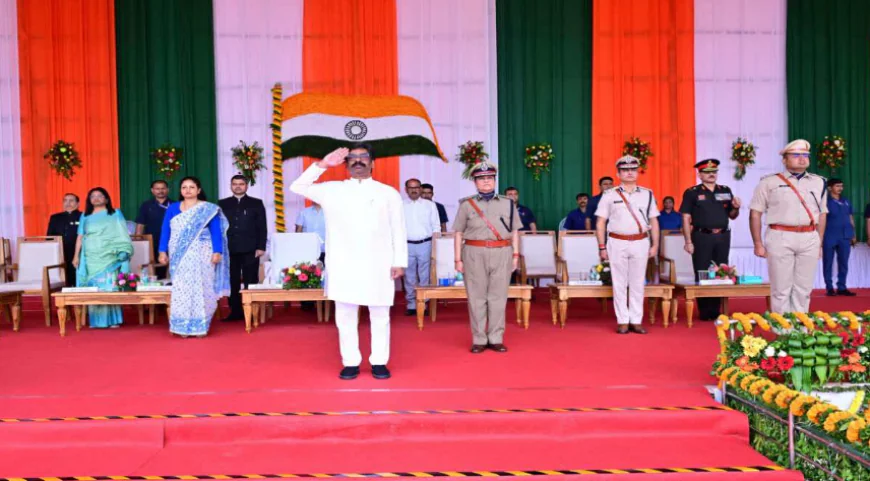 रांची के मोरहाबादी मैदान में CM हेमंत सोरेन ने फहराया तिरंगा, युवाओं को दिया भरोसा : माफिया के भरोसे नहीं छोड़ी जाएगी आपकी मेहनत 