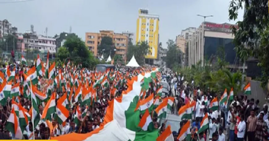 स्वतंत्रता दिवस पर निकली विशाल तिरंगा यात्रा, भूख हड़ताल पर बैठे छात्र भी व्हीलचेयर पर बैठकर यात्रा में हुए शामिल