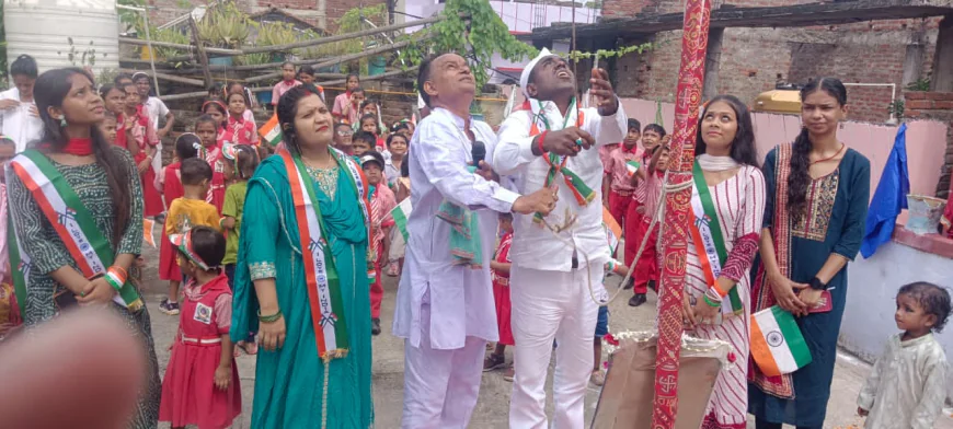 हर बस्ती में लहराया तिरंगा, मनोज कुमार ने पेश की एकता की मिसाल, मानपुर के विभिन्न टोले-मोहल्लों में हुआ झंडोत्तोलन, महिला-पुरुषों ने उत्साह से मनाया स्वतंत्रता दिवस