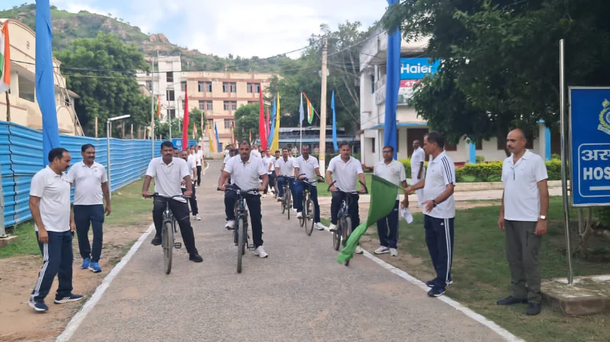 कमांडेंट अवधेश कुमार ने हरी झंडी दिखाकर साइकिल रैली को किया रवाना, साप्ताहिक साइकिल रैली से स्वास्थ्य, फिटनेस और पर्यावरण के प्रति जागरूकता का संदेश