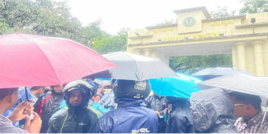 एक आदेश के बाद नौकरी समाप्त, JSSC CGL रद्द होने से एक झटके में गई 1975 की नौकरी, भारी बारिश में सचिवालय गेट पर बैठे प्रभावित कर्मचारी