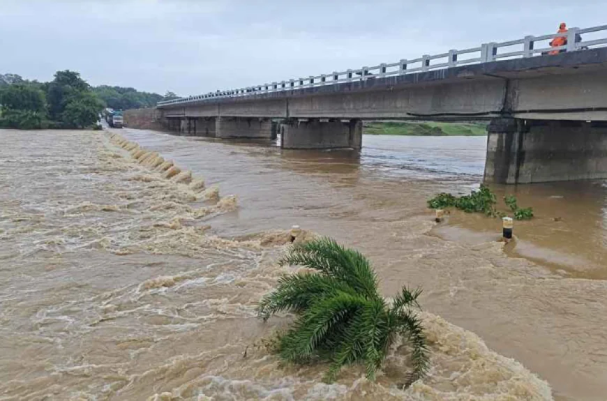 झारखंड में भारी बारिश से हाहाकार, उफान पर कई नदियां, ढह गये कई मिट्टी के घर, डैम लबालब