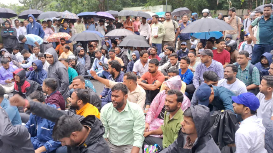 JSSC CGL रद्द को लेकर प्रोजेक्ट भवन के सामने कर्मचारियों का विरोध प्रदर्शन, बोले : मांग पूरी नहीं होने तक बैठे रहेंगे यहीं