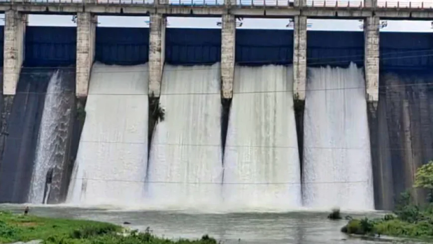 पतरातू डैम के खोले गए 4 फाटक, लगातार बारिश से बढ़ा जलस्तर