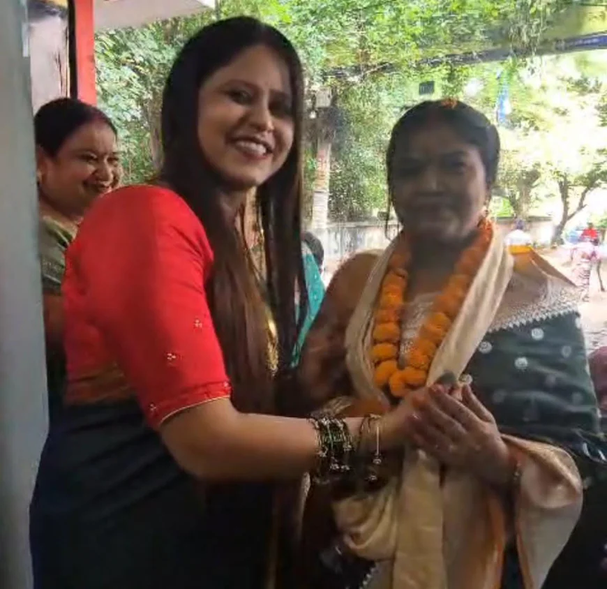 सावन के रंग में रंगीं महिलाएं, गीत-संगीत और खेल से सजा मिलन समारोह