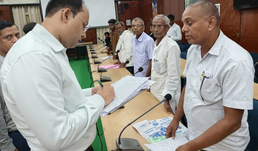 ज़िला पदाधिकारी के जनता दरबार में आये लगभग 100 फरियादी