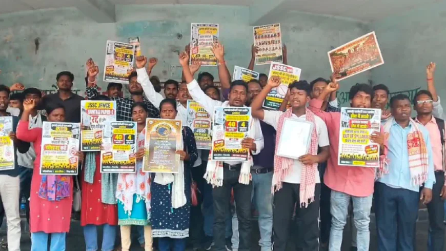 संथाली प्रश्न-पत्र में सिलेबस से बाहर के सवालों से आक्रोशित छात्रों ने किया प्रदर्शन, दी रांची में आंदोलन की चेतावनी