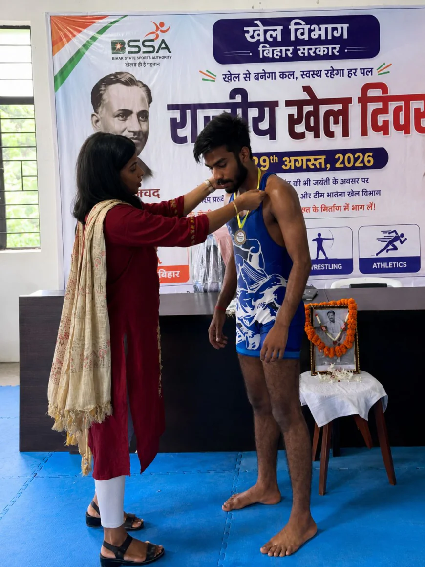 राष्ट्रीय खेल दिवस पर ग्रीन फील्ड स्कूल के सोनू कुमार ने कुश्ती में जीता रजत पदक