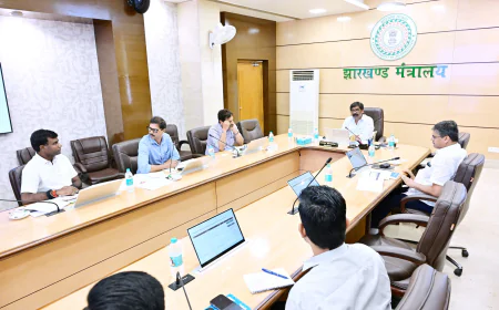 CM हेमंत सोरेन ने विकास योजनाओं की समीक्षा की, अधिकारियों को समय पर काम पूरा करने के दिए निर्देश