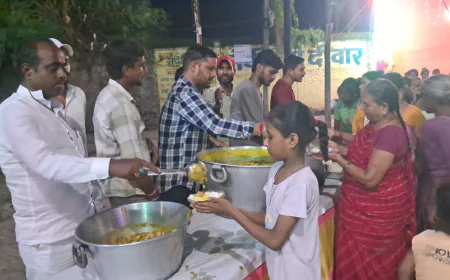 ठाकुरबाड़ी मंदिर में गूंजे श्रीकृष्ण के जयकारे, धूमधाम से मना छठियार, भजन-कीर्तन से भक्तिमय हुआ माहौल, आरती के बाद भंडारे में सैकड़ों श्रद्धालुओं ने ग्रहण किया प्रसाद