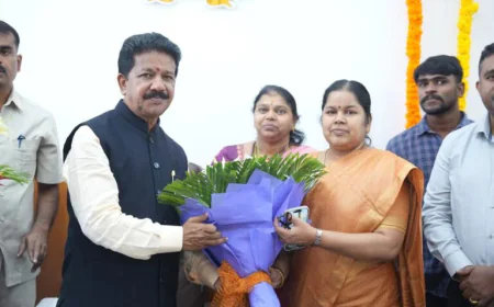 रेलवे कंट्रोल ऑफिस पहुंचे केंद्रीय मंत्री वी. सोमन्ना, सुरक्षा और ट्रेनों की समयबद्धता का लिया जायजा