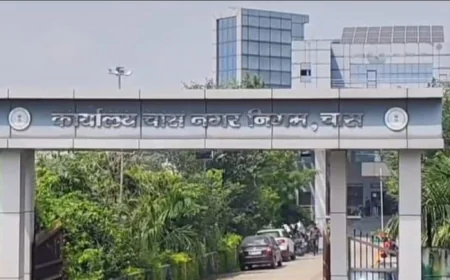 चास नगर निगम में शराब की बोतल का वायरल वीडियो, नगर आयुक्त ने कार्रवाई की बात कही; मेयर ने किया इनकार
