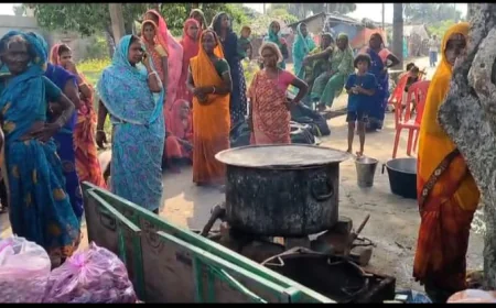 राहत शिविर में 400 बाढ़ पीड़ित भोजन के लिए तरसे, दोपहर 2 बजे तक नहीं मिला खाना