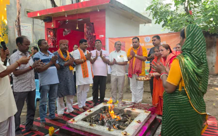 प्रधानमंत्री नरेंद्र मोदी के 76वें जन्मदिन पर चांदचौरा दुर्गा मंदिर में पूजा-अर्चना व हवन