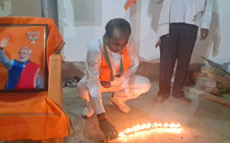 76 दीपों से जगमगाया मानपुर, घर-घर बांटे दीपक और मिठाई, भाजपा नेता मनोज कुमार ने प्रधानमंत्री नरेंद्र मोदी के जन्मदिन पर विभिन्न मोहल्लों में पहुंचकर मनाईं खुशियां