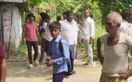 महुआ में जमीन विवाद में खूनी संघर्ष, महिला पर फरसा से हमला; बेटे का हाथ टूटने का आरोप, मंगलसूत्र लूटने की शिकायत
