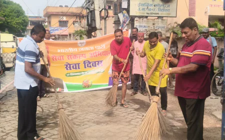 नूतन नगर कालीबाड़ी परिसर में चला स्वच्छता अभियान, सेवा पखवाड़ा के तहत भाजपा कार्यकर्ताओं ने झाड़ू लगाकर दिया स्वच्छता का संदेश