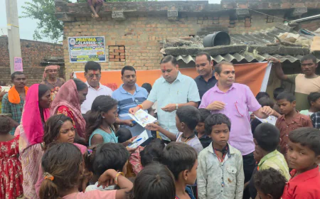 सेवा दिवस पर स्लम बस्ती में शैक्षणिक सहायता, बच्चों के बीच बांटी गई कॉपी-कलम और मिठाई