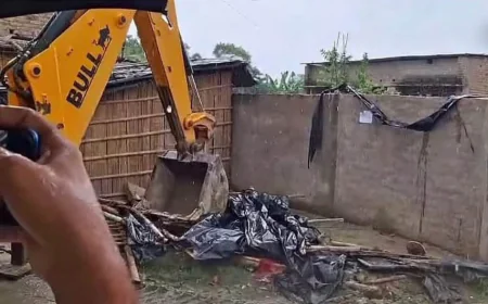 समस्तीपुर छेड़खानी मामले में प्रशासन का एक्शन तेज, आरोपियों के घर चला बुलडोजर; एक घर पर नोटिस, PDS दुकान का लाइसेंस रद्द