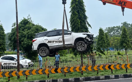 रांची के धुर्वा गोलचक्कर पर तेज रफ्तार फॉर्च्यूनर का कहर, ग्रिल-बाउंड्री तोड़कर घुसी गाड़ी; ओवरस्पीडिंग पर सवाल