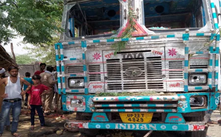 धनबाद में बेकाबू ट्रेलर का कहर, 3 दुकानों को रौंदा; कई बाइक क्षतिग्रस्त