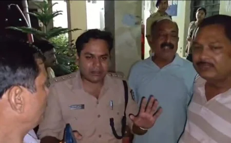 जमुई में छेड़खानी कांड को लेकर विवाद, आरोपी को अस्पताल में VIP सुविधा देने का आरोप; अधिवक्ताओं ने किया कार्य बहिष्कार