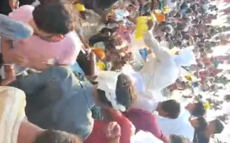 समस्तीपुर में राहत वितरण के दौरान नाव पर उमड़ी भीड़, गंगा में जान जोखिम में डालकर पैकेट लेते दिखे लोग