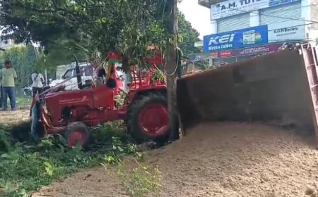 भागलपुर में खनन विभाग की छापेमारी से मचा हड़कंप, भागने के दौरान गड्ढे में गिरा बालू लदा ट्रैक्टर