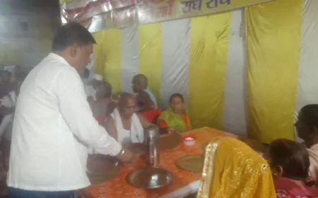 पितृपक्ष मेले में रवि होटल की अनूठी पहल, पिंडदानियों को प्रतिदिन करा रहे निशुल्क भोजन