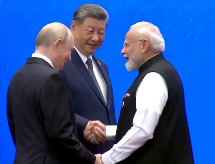 PM मोदी ने जिनपिंग और पुतिन से एकसाथ मिलाया हाथ, देखते ही शहबाज शरीफ चुपचाप निकल गए