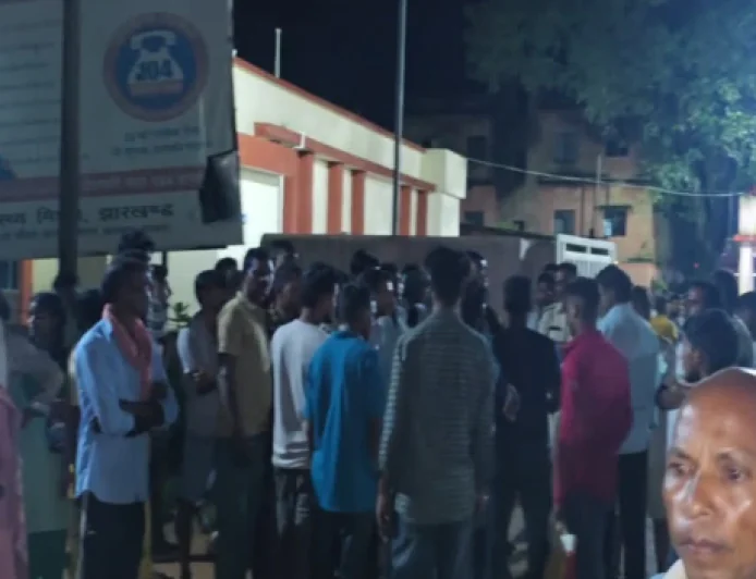 झारखण्ड में अजीब मामला : डॉक्टर ने बताया मृत, थाने में चलने लगी युवती की सांस!, अस्पताल में परिजनों का हंगामा