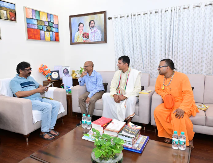CM हेमंत सोरेन से IIT मंडी के निदेशक प्रो. लक्ष्मीधर बेहरा की मुलाकात, AI-रोबोटिक्स और युवाओं के स्किल डेवलपमेंट पर हुई चर्चा