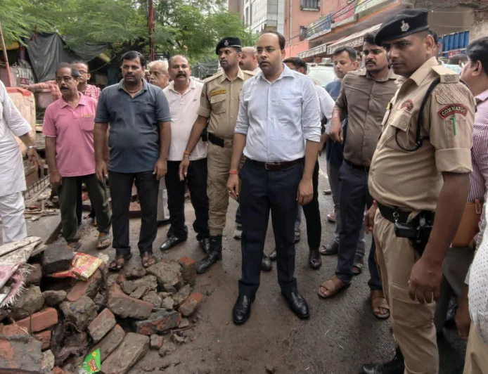 डीएम ने किया मेला क्षेत्र की सड़कों एवं नालियों का पैदल निरीक्षण, दिए आवश्यक दिशा निर्देश