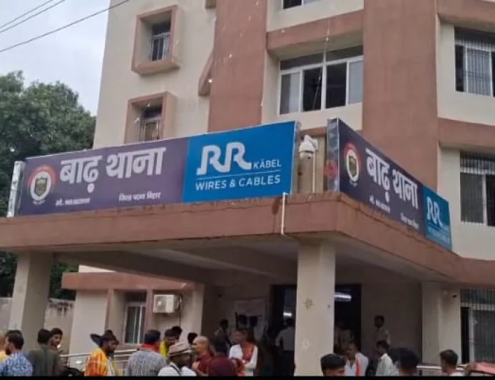 बाढ़ जहरीली शराब कांड में नया मोड़: ग्रामीण SP के ‘प्रेम प्रसंग’ वाले बयान पर लड़की ने खोला मोर्चा, थाने का घेराव