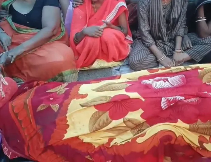 बक्सर में बिजली का जर्जर तार बना जानलेवा, सड़क पर गिरते ही राहगीर की करंट लगने से मौत; गुस्साए लोगों ने किया सड़क जाम
