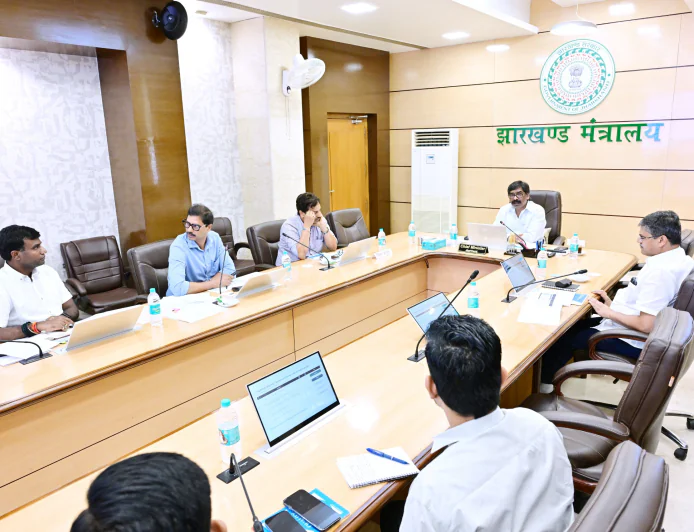 CM हेमंत सोरेन ने विकास योजनाओं की समीक्षा की, अधिकारियों को समय पर काम पूरा करने के दिए निर्देश