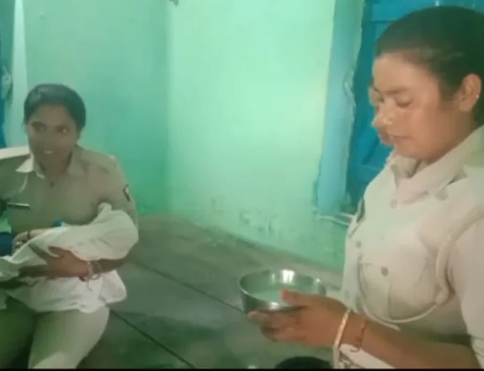 सड़क किनारे झोले में मिला 8 माह का मासूम, महिला सिपाहियों ने दूध पिलाकर दी मां की ममता
