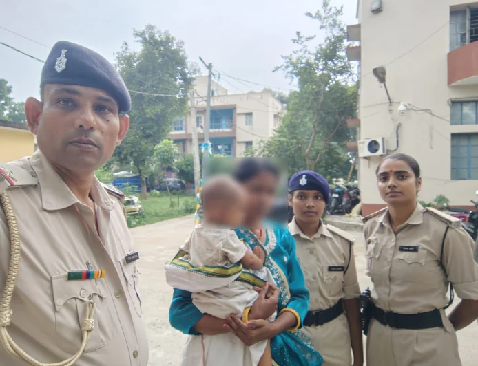 पति से विवाद के बाद बच्ची संग रेलवे ट्रैक पहुंची महिला सिपाही, डायल-112 ने 5 मिनट में बचाई दोनों की जान