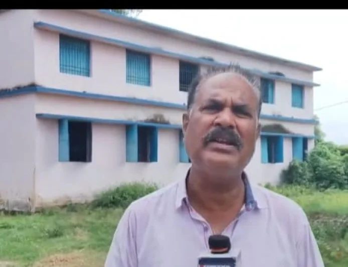 बक्सर के गरहथा कला स्कूल में शिक्षा व्यवस्था पर सवाल, छात्रा से कंधा दबवाने के आरोप समेत कई अनियमितताओं पर 4 शिक्षक निलंबित