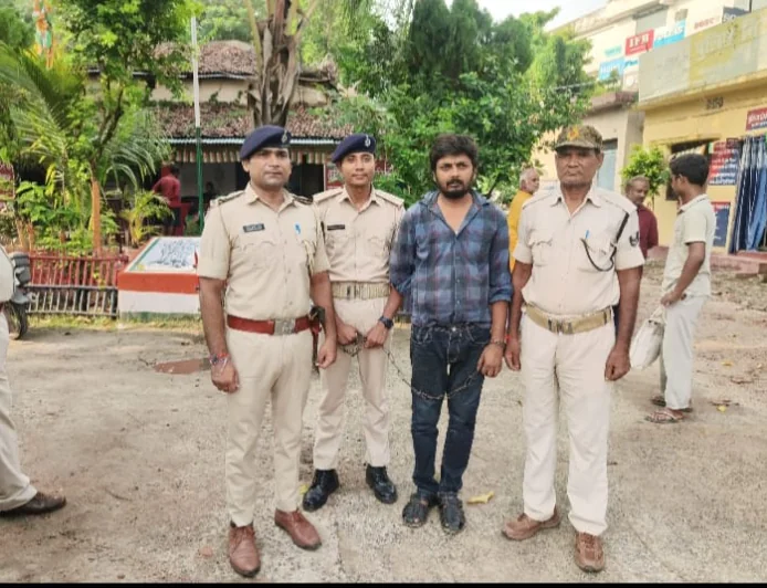 कटिहार में दवा दुकान की आड़ में नशे का कारोबार! 357 कफ सिरप और 13,720 नशीली गोलियां बरामद