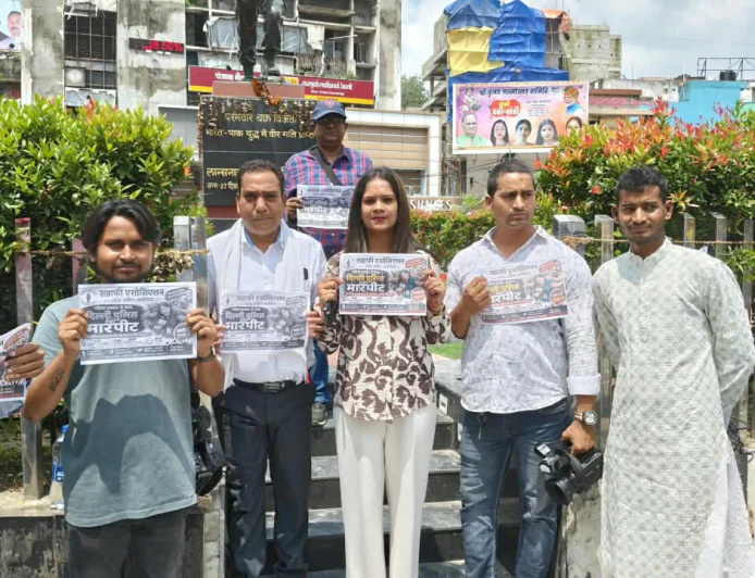 महिला पत्रकार से मारपीट के विरोध में रांची में पत्रकारों का प्रदर्शन, दोषी पुलिसकर्मियों पर कार्रवाई की मांग