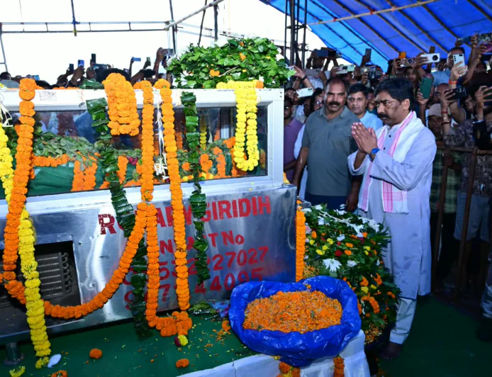 गिरिडीह पहुंचे CM हेमंत सोरेन, दिवंगत मंत्री सुदिव्य कुमार को दी भावभीनी श्रद्धांजलि