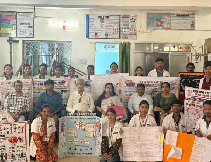फिजियोथेरेपी दिवस पर छात्रों ने पोस्टर के जरिए बताई हृदय रोग व स्ट्रोक से बचाव की राह