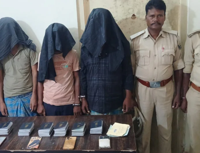 मधुबनी में फर्जी पासपोर्ट गिरोह का खुलासा, 63 पासपोर्ट के साथ 4 गिरफ्तार