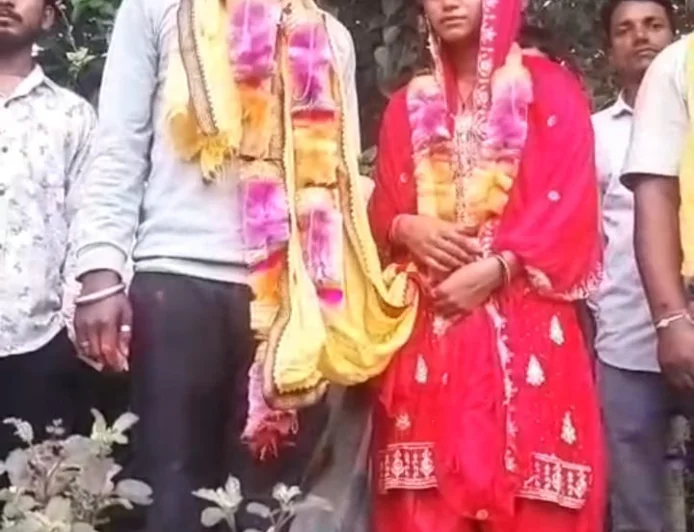 प्रेमिका से मिलने पहुंचा प्रेमी, ग्रामीणों ने पकड़ा; पंचायत में दोनों की रजामंदी से मंदिर में हुई शादी